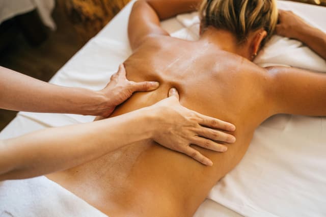 Massoterapeuta profissional em atendimento