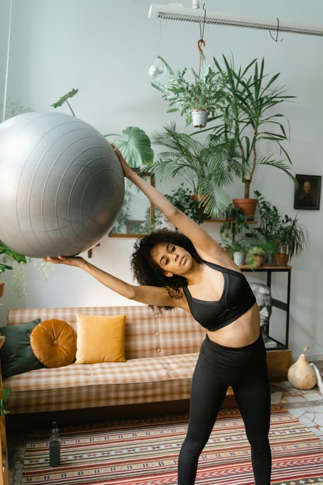 Professora de yoga em estúdio premium